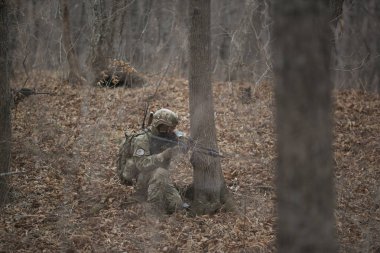Kasım, 2014 - Rusya - Ormanda aktif askeri tatbikatlar. Sonbahar ormanında çatışma ordusu. Rusya'da eğitim airsoft takımları.
