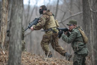 Kasım, 2014 - Rusya - Ormanda aktif askeri tatbikatlar. Sonbahar ormanında çatışma ordusu. Rusya'da eğitim airsoft takımları.