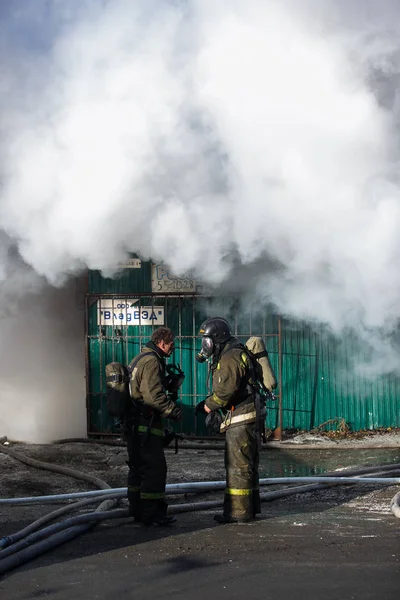 Hiver 2014 Vladivostok Russie Les Sapeurs Pompiers Éteignent Incendie Violent — Photo