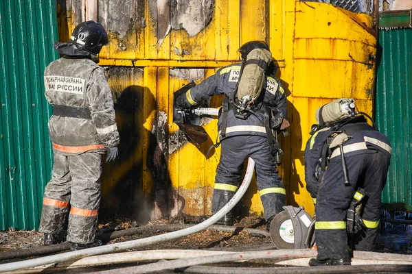 Inverno 2014 Vladivostok Rússia Bombeiros Extinguem Forte Incêndio Armazéns Longo — Fotografia de Stock