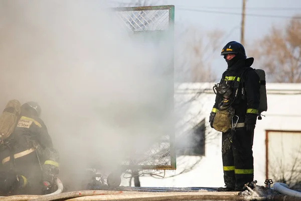Hiver 2014 Vladivostok Russie Les Sapeurs Pompiers Éteignent Incendie Violent — Photo