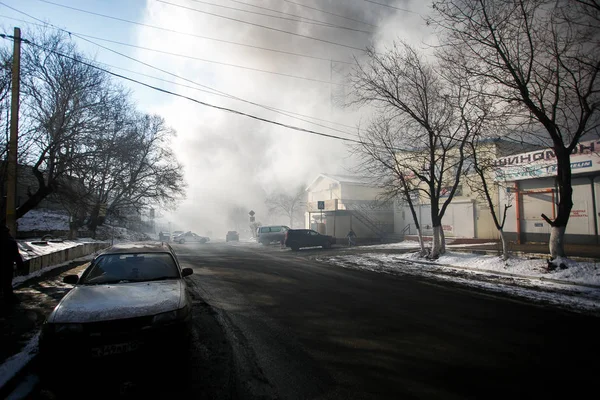Kış, 2014 - Vladivostok, Rusya - İtfaiye ekipleri yol boyunca depolarda güçlü bir yangın söndürmek.