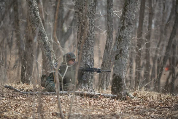 Kasım, 2014 - Rusya - Ormanda aktif askeri tatbikatlar. Sonbahar ormanında çatışma ordusu. Rusya'da eğitim airsoft takımları.
