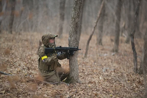 Kasım, 2014 - Rusya - Ormanda aktif askeri tatbikatlar. Sonbahar ormanında çatışma ordusu. Rusya'da eğitim airsoft takımları.