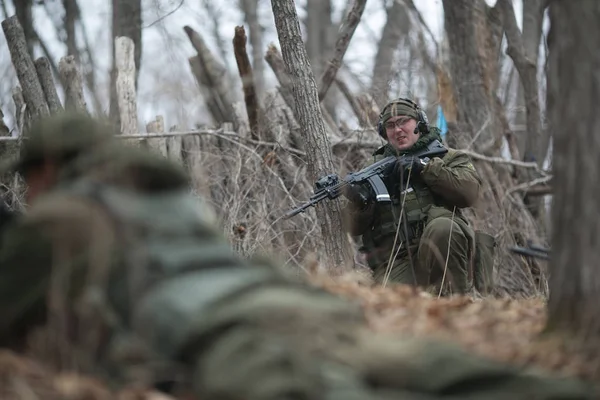 Kasım, 2014 - Rusya - Ormanda aktif askeri tatbikatlar. Sonbahar ormanında çatışma ordusu. Rusya'da eğitim airsoft takımları.