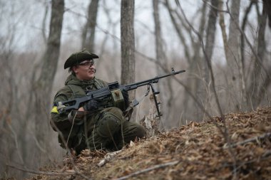 Kasım, 2014 - Rusya - Ormanda aktif askeri tatbikatlar. Sonbahar ormanında çatışma ordusu. Rusya'da eğitim airsoft takımları.