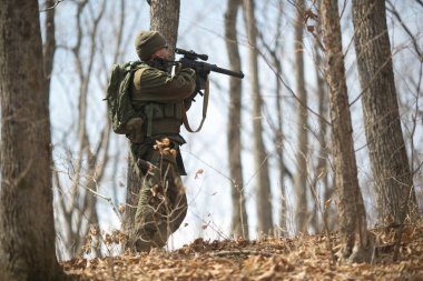 Kasım, 2014 - Rusya - Ormanda aktif askeri tatbikatlar. Sonbahar ormanında çatışma ordusu. Rusya'da eğitim airsoft takımları.