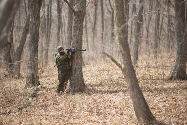 Kasım, 2014 - Rusya - Ormanda aktif askeri tatbikatlar. Sonbahar ormanında çatışma ordusu. Rusya'da eğitim airsoft takımları.