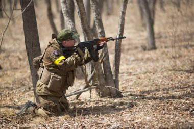 Kasım, 2014 - Rusya - Ormanda aktif askeri tatbikatlar. Sonbahar ormanında çatışma ordusu. Rusya'da eğitim airsoft takımları.