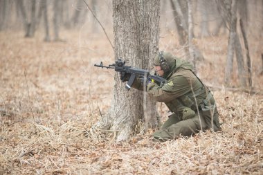 Kasım, 2014 - Rusya - Ormanda aktif askeri tatbikatlar. Sonbahar ormanında çatışma ordusu. Rusya'da eğitim airsoft takımları.