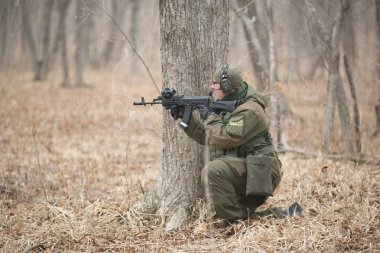 Kasım, 2014 - Rusya - Ormanda aktif askeri tatbikatlar. Sonbahar ormanında çatışma ordusu. Rusya'da eğitim airsoft takımları.