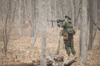 Kasım, 2014 - Rusya - Ormanda aktif askeri tatbikatlar. Sonbahar ormanında çatışma ordusu. Rusya'da eğitim airsoft takımları.