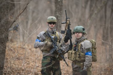 Kasım, 2014 - Rusya - Ormanda aktif askeri tatbikatlar. Sonbahar ormanında çatışma ordusu. Rusya'da eğitim airsoft takımları.