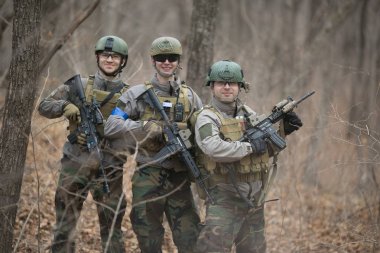 Kasım, 2014 - Rusya - Ormanda aktif askeri tatbikatlar. Sonbahar ormanında çatışma ordusu. Rusya'da eğitim airsoft takımları.