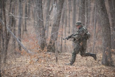 Kasım, 2014 - Rusya - Ormanda aktif askeri tatbikatlar. Sonbahar ormanında çatışma ordusu. Rusya'da eğitim airsoft takımları.