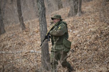 Kasım, 2014 - Rusya - Ormanda aktif askeri tatbikatlar. Sonbahar ormanında çatışma ordusu. Rusya'da eğitim airsoft takımları.