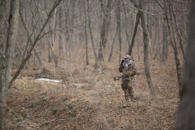 Kasım, 2014 - Rusya - Ormanda aktif askeri tatbikatlar. Sonbahar ormanında çatışma ordusu. Rusya'da eğitim airsoft takımları.