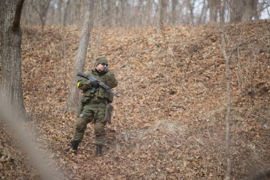Kasım, 2014 - Rusya - Ormanda aktif askeri tatbikatlar. Sonbahar ormanında çatışma ordusu. Rusya'da eğitim airsoft takımları.
