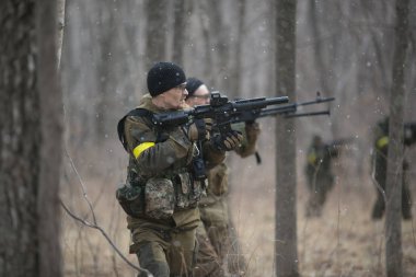 Kasım, 2014 - Rusya - Ormanda aktif askeri tatbikatlar. Sonbahar ormanında çatışma ordusu. Rusya'da eğitim airsoft takımları.