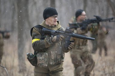 Kasım, 2014 - Rusya - Ormanda aktif askeri tatbikatlar. Sonbahar ormanında çatışma ordusu. Rusya'da eğitim airsoft takımları.