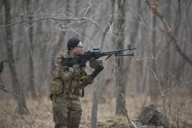Kasım, 2014 - Rusya - Ormanda aktif askeri tatbikatlar. Sonbahar ormanında çatışma ordusu. Rusya'da eğitim airsoft takımları.