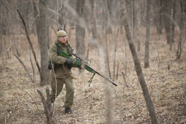 Kasım, 2014 - Rusya - Ormanda aktif askeri tatbikatlar. Sonbahar ormanında çatışma ordusu. Rusya'da eğitim airsoft takımları.