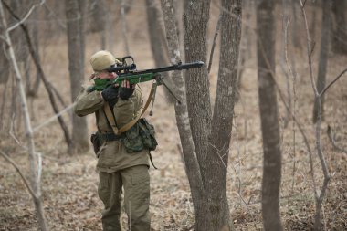 Kasım, 2014 - Rusya - Ormanda aktif askeri tatbikatlar. Sonbahar ormanında çatışma ordusu. Rusya'da eğitim airsoft takımları.