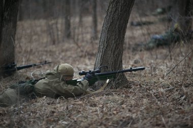 Kasım, 2014 - Rusya - Ormanda aktif askeri tatbikatlar. Sonbahar ormanında çatışma ordusu. Rusya'da eğitim airsoft takımları.