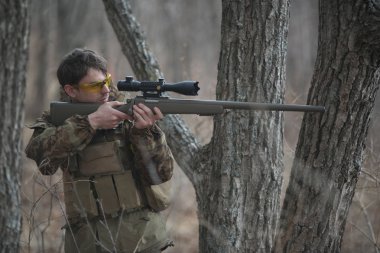Kasım, 2014 - Rusya - Ormanda aktif askeri tatbikatlar. Sonbahar ormanında çatışma ordusu. Rusya'da eğitim airsoft takımları.