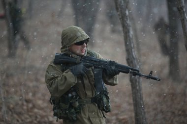 Kasım, 2014 - Rusya - Ormanda aktif askeri tatbikatlar. Sonbahar ormanında çatışma ordusu. Rusya'da eğitim airsoft takımları.