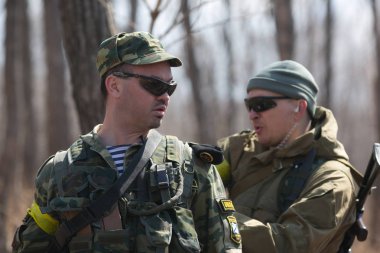 Kasım, 2014 - Rusya - Ormanda aktif askeri tatbikatlar. Sonbahar ormanında çatışma ordusu. Rusya'da eğitim airsoft takımları.
