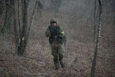 Kasım, 2014 - Rusya - Ormanda aktif askeri tatbikatlar. Sonbahar ormanında çatışma ordusu. Rusya'da eğitim airsoft takımları.