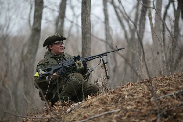 Kasım, 2014 - Rusya - Ormanda aktif askeri tatbikatlar. Sonbahar ormanında çatışma ordusu. Rusya'da eğitim airsoft takımları.