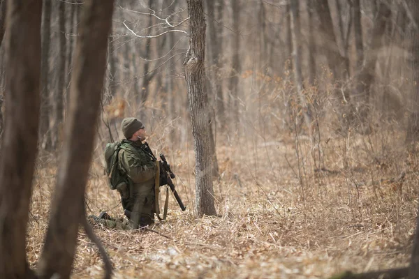 Kasım, 2014 - Rusya - Ormanda aktif askeri tatbikatlar. Sonbahar ormanında çatışma ordusu. Rusya'da eğitim airsoft takımları.