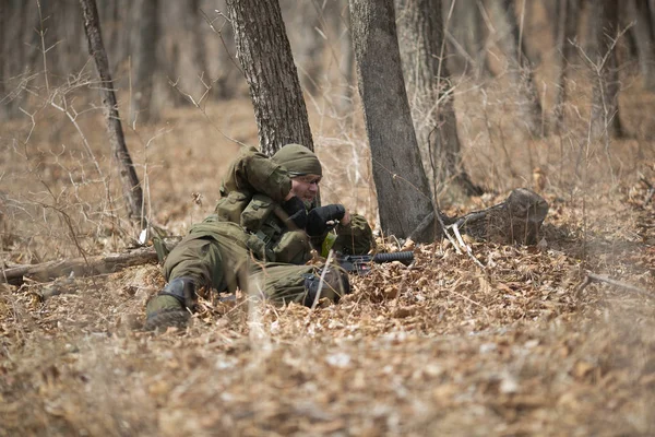 Kasım, 2014 - Rusya - Ormanda aktif askeri tatbikatlar. Sonbahar ormanında çatışma ordusu. Rusya'da eğitim airsoft takımları.