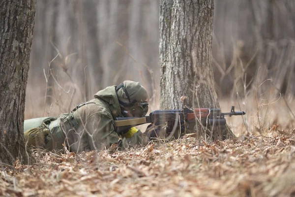 Kasım, 2014 - Rusya - Ormanda aktif askeri tatbikatlar. Sonbahar ormanında çatışma ordusu. Rusya'da eğitim airsoft takımları.