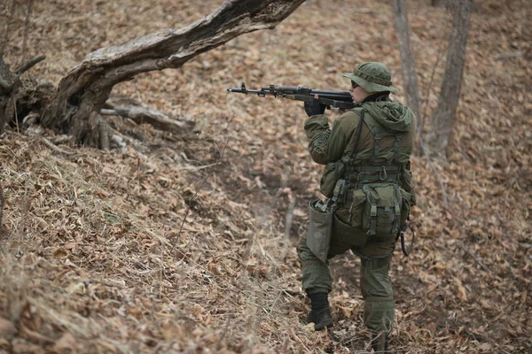 Kasım, 2014 - Rusya - Ormanda aktif askeri tatbikatlar. Sonbahar ormanında çatışma ordusu. Rusya'da eğitim airsoft takımları.