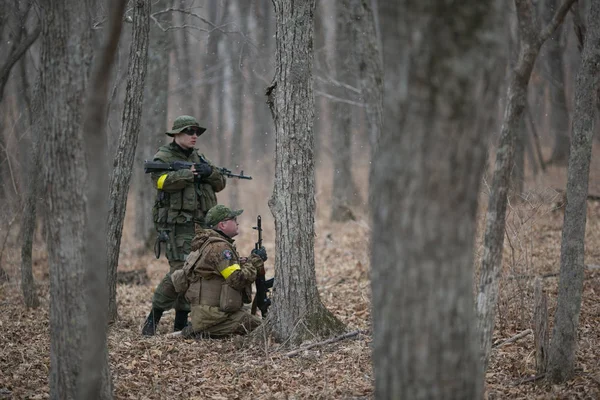 Kasım, 2014 - Rusya - Ormanda aktif askeri tatbikatlar. Sonbahar ormanında çatışma ordusu. Rusya'da eğitim airsoft takımları.