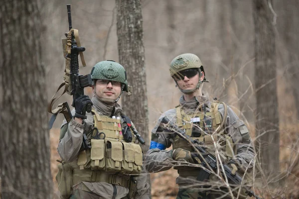 Kasım, 2014 - Rusya - Ormanda aktif askeri tatbikatlar. Sonbahar ormanında çatışma ordusu. Rusya'da eğitim airsoft takımları.