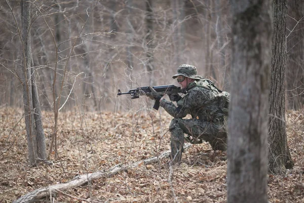 Kasım, 2014 - Rusya - Ormanda aktif askeri tatbikatlar. Sonbahar ormanında çatışma ordusu. Rusya'da eğitim airsoft takımları.