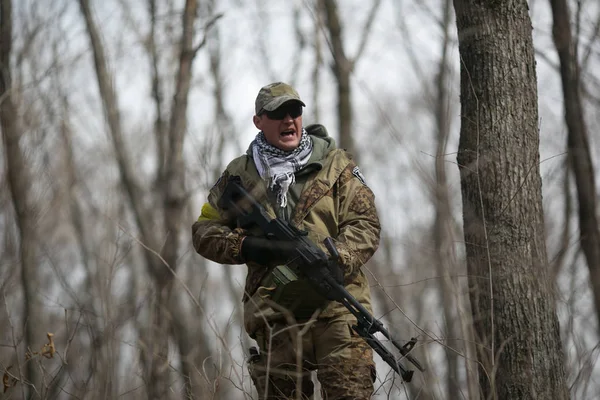 Kasım, 2014 - Rusya - Ormanda aktif askeri tatbikatlar. Sonbahar ormanında çatışma ordusu. Rusya'da eğitim airsoft takımları.