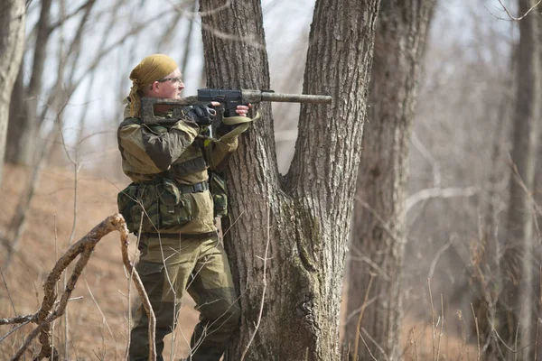 Kasım, 2014 - Rusya - Ormanda aktif askeri tatbikatlar. Sonbahar ormanında çatışma ordusu. Rusya'da eğitim airsoft takımları.