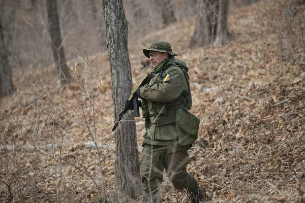 Kasım, 2014 - Rusya - Ormanda aktif askeri tatbikatlar. Sonbahar ormanında çatışma ordusu. Rusya'da eğitim airsoft takımları.