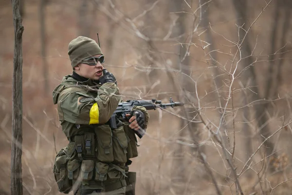 Kasım, 2014 - Rusya - Ormanda aktif askeri tatbikatlar. Sonbahar ormanında çatışma ordusu. Rusya'da eğitim airsoft takımları.