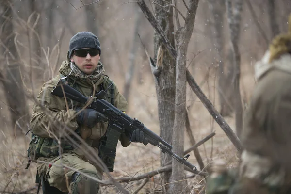 Kasım, 2014 - Rusya - Ormanda aktif askeri tatbikatlar. Sonbahar ormanında çatışma ordusu. Rusya'da eğitim airsoft takımları.