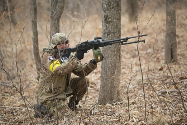 Kasım, 2014 - Rusya - Ormanda aktif askeri tatbikatlar. Sonbahar ormanında çatışma ordusu. Rusya'da eğitim airsoft takımları.