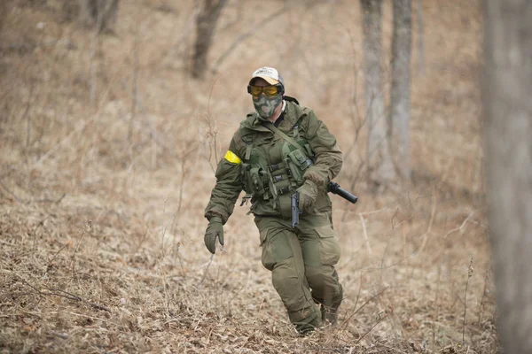 Kasım, 2014 - Rusya - Ormanda aktif askeri tatbikatlar. Sonbahar ormanında çatışma ordusu. Rusya'da eğitim airsoft takımları.