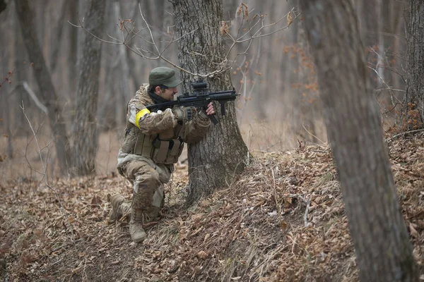 Kasım, 2014 - Rusya - Ormanda aktif askeri tatbikatlar. Sonbahar ormanında çatışma ordusu. Rusya'da eğitim airsoft takımları.