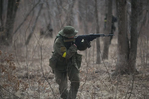 2014 러시아 숲에서 숲에서 총격전 러시아에서 에어소프트 — 스톡 사진