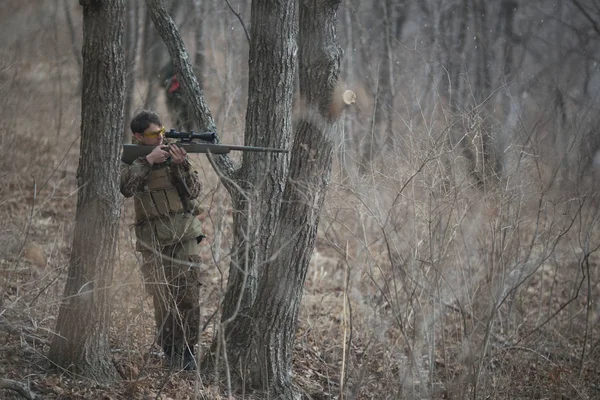 Kasım, 2014 - Rusya - Ormanda aktif askeri tatbikatlar. Sonbahar ormanında çatışma ordusu. Rusya'da eğitim airsoft takımları.
